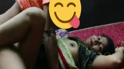 Village Aunty Mulai Kanbithu Saree Thuki Koothiyil Ool